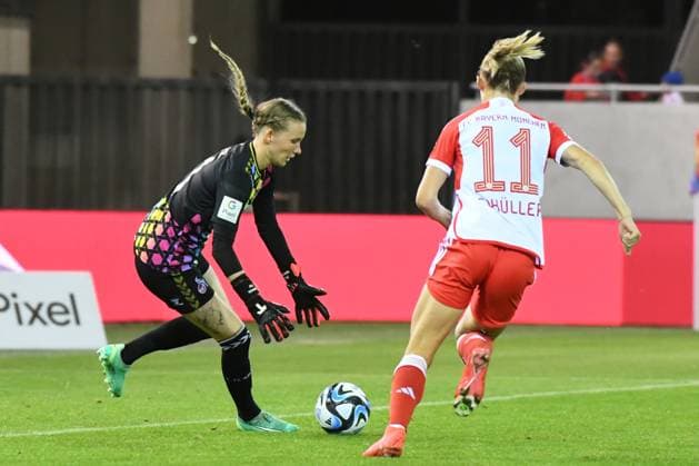 Frauenfußball - PAL Jasmin vor SCHÜLLER Lea bei dem Google Pixel Frauenfußball-Bundesligaspiel des FC Bayern München gegen den 1. FC Köln am 02.10.2023, Deutschland, Bayern München FC Bayern Campus Bayern Deutschland