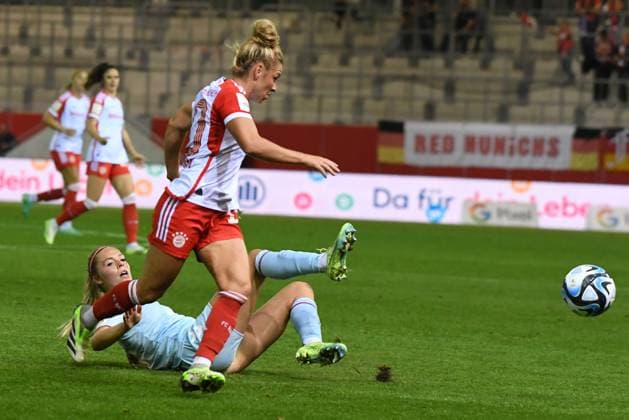 Frauenfußball - DALLMANN Linda bei dem Google Pixel Frauenfußball-Bundesligaspiel des FC Bayern München gegen den 1. FC Köln am 02.10.2023, Deutschland, Bayern München FC Bayern Campus Bayern Deutschland