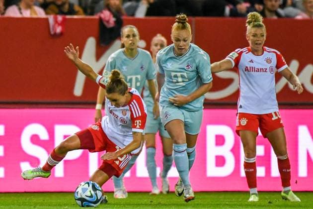Frauenfußball - Foul von VOGT Laura an MAGULL Lina bei dem Google Pixel Frauenfußball-Bundesligaspiel des FC Bayern München gegen den 1. FC Köln am 02.10.2023, Deutschland, Bayern München FC Bayern Campus Bayern Deutschland