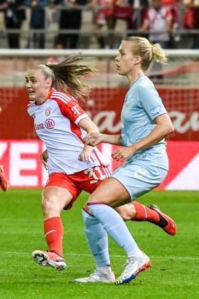 Frauenfußball - DEGEN Celina und STANWAY Georgia bei dem Google Pixel Frauenfußball-Bundesligaspiel des FC Bayern München gegen den 1. FC Köln am 02.10.2023, Deutschland, Bayern München FC Bayern Campus Bayern Deutschland