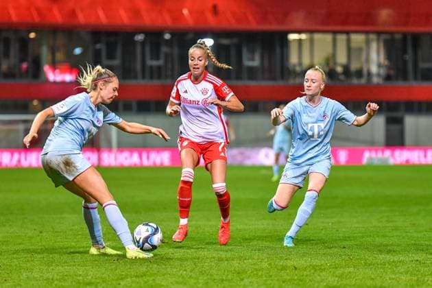 Janina Hechler (28 Köln) , Giulia Gwinn (7 FC Bayern) und Anna Gerhardt (21 Köln) in Aktion beim Google Pixel Frauen Bundesligaspiel FC Bayern München - 1. FC Köln am 02.10.2023. München FC Bayern Campus Bayern Deutschland