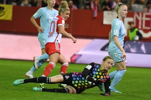 Frauenfußball - Torschuss von DALLMANN Linda gegen PAL Jasmin zum 2:0 bei dem Google Pixel Frauenfußball-Bundesligaspiel des FC Bayern München gegen den 1. FC Köln am 02.10.2023, Deutschland, Bayern München FC Bayern Campus Bayern Deutschland