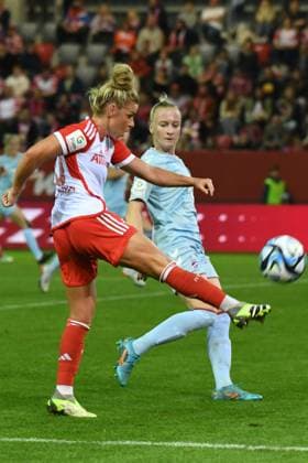 Frauenfußball - DALLMANN Linda im Angriff bei dem Google Pixel Frauenfußball-Bundesligaspiel des FC Bayern München gegen den 1. FC Köln am 02.10.2023, Deutschland, Bayern München FC Bayern Campus Bayern Deutschland