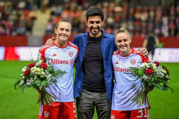 Frauenfußball - Gratulation zur erfolgreichen Weltmeisterschaft-Teilnahme von ERIKSSON Magdalena und STANWAY Georgia vor dem Google Pixel Frauenfußball-Bundesligaspiel des FC Bayern München gegen den 1. FC Köln am 02.10.2023, Deutschland, Bayern München FC Bayern Campus Bayern Deutschland