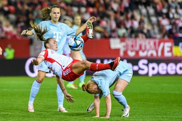 Frauenfußball - Foul von STANWAY Georgia an VOGT Laura bei dem Google Pixel Frauenfußball-Bundesligaspiel des FC Bayern München gegen den 1. FC Köln am 02.10.2023, Deutschland, Bayern München FC Bayern Campus Bayern Deutschland