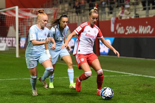 Frauenfußball - VENDELBO Sofie, VOGT Laura und SCHÜLLER Lea bei dem Google Pixel Frauenfußball-Bundesligaspiel des FC Bayern München gegen den 1. FC Köln am 02.10.2023, Deutschland, Bayern München FC Bayern Campus Bayern Deutschland