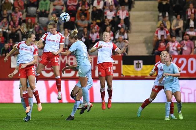Frauenfußball - Kopfball von LOHMANN Sydney, bei dem sie sich verletzte, bei dem Google Pixel Frauenfußball-Bundesligaspiel des FC Bayern München gegen den 1. FC Köln am 02.10.2023, Deutschland, Bayern München FC Bayern Campus Bayern Deutschland