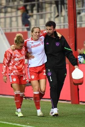 Frauenfußball - LOHMANN Sydney musste verletzt ausgewechselt werden bei dem Google Pixel Frauenfußball-Bundesligaspiel des FC Bayern München gegen den 1. FC Köln am 02.10.2023, Deutschland, Bayern München FC Bayern Campus Bayern Deutschland