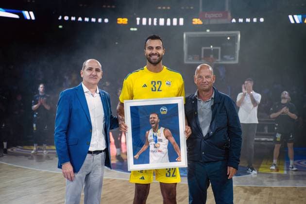 Bilder des Jahres 2023, Sport 10 Oktober Sport Themen der Woche KW40 Sport Bilder des Tages Basketball Berlin 02.10.2023 Saison 2023 2024 1. Bundesliga easyCredit BBL Alba Berlin - HAKRO Merlins Crailsheim Teamvorstellung Alba Johannes Thiemann (Alba Berlin, No.32) wird als Weltmeister gefeiert Himar Ojeda li. Marco Baldi re. *** Basketball Berlin 02 10 2023 season 2023 2024 1 Bundesliga easyCredit BBL Alba Berlin HAKRO Merlins Crailsheim team introduction Alba Johannes Thiemann Alba Berlin, No 32 is celebrated as world champion Himar Ojeda li Marco Baldi re