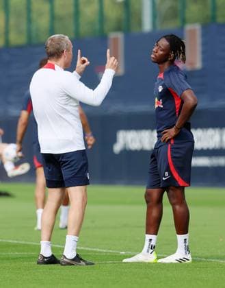 RB Leipzig Training Champions League Leipzig, 03.10.2023, RB Trainingszentrum, UEFA Champions League , RB Leipzig Abschlusstraining am Vortag von RBL v. Manchester City , Im Bild: Co-Trainer Frank Geideck (RB Leipzig) und Amadou Haidara (8, RB Leipzig) ,