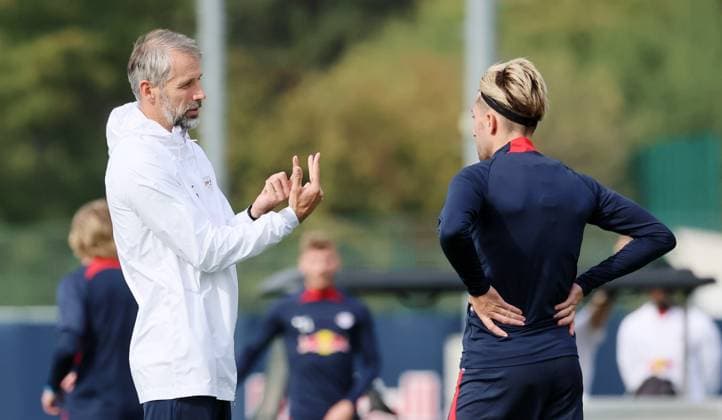 RB Leipzig Training Champions League Leipzig, 03.10.2023, RB Trainingszentrum, UEFA Champions League , RB Leipzig Abschlusstraining am Vortag von RBL v. Manchester City , Im Bild v.l.: Trainer Marco Rose und Kevin Kampl (beide RB Leipzig) ,