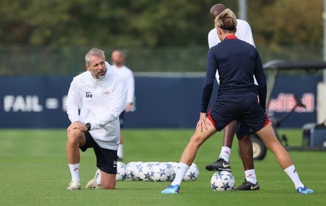 RB Leipzig Training Champions League Leipzig, 03.10.2023, RB Trainingszentrum, UEFA Champions League , RB Leipzig Abschlusstraining am Vortag von RBL v. Manchester City , Im Bild v.l.: Trainer Marco Rose und Kevin Kampl (beide RB Leipzig) ,