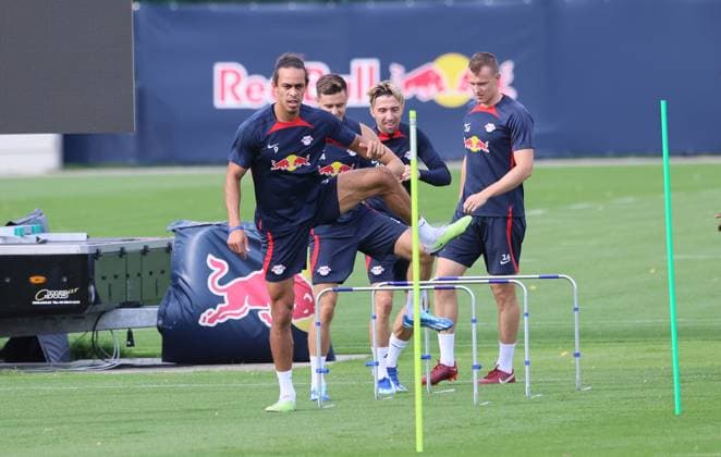 RB Leipzig Training Champions League Leipzig, 03.10.2023, RB Trainingszentrum, UEFA Champions League , RB Leipzig Abschlusstraining am Vortag von RBL v. Manchester City , Im Bild v.l.: Yussuf Yurary Poulsen, Christoph Baumgartner, Kevin Kampl und Lukas Klostermann (alle RB Leipzig) ,