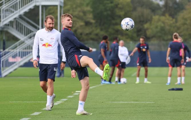 RB Leipzig Training Champions League Leipzig, 03.10.2023, RB Trainingszentrum, UEFA Champions League , RB Leipzig Abschlusstraining am Vortag von RBL v. Manchester City , Im Bild: Co-Trainer Marco Kurth (RB Leipzig) und Timo Werner (11, RB Leipzig) ,