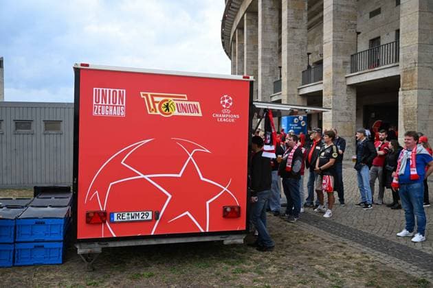 Fussball, Herren, Saison 2023 2024, UEFA Champions League (Gruppe C, 2. Spieltag), 1. FC Union Berlin - Sporting Braga, v. l. Das Stadion ist in rot gehüllt, da der 1. FC Union Berlin im Olympiastadion spielt - Union Zeuhaus mit dem Champions League Logo, 03.10. 2023, Copyright: xMatthiasxKochx