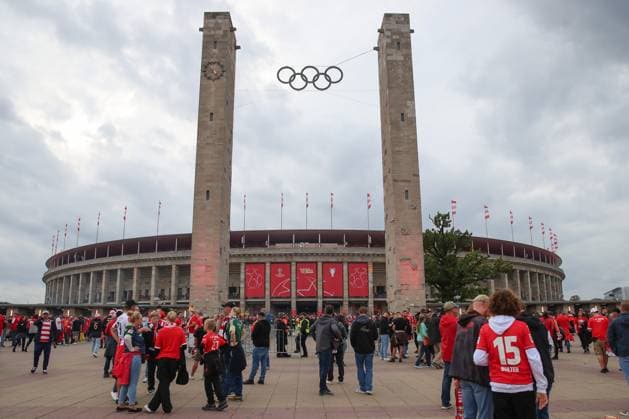 03.10.2023, xtgx, Fussball, UEFA Champions League, 1.FC Union Berlin - Sporting Braga emspor, v.l. Symbolfoto, Symbolbild, Champions League im Olympiastadion, Union Berlin, Fans, das Stadion wurde in den Vereinsfarben umgewandelt (DFL DFB REGULATIONS PROHIBIT ANY USE OF PHOTOGRAPHS as IMAGE SEQUENCES and or QUASI-VIDEO) Olympiastadion