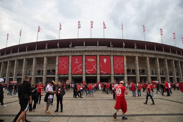 03.10.2023, xtgx, Fussball, UEFA Champions League, 1.FC Union Berlin - Sporting Braga emspor, v.l. Symbolfoto, Symbolbild, Champions League im Olympiastadion, Union Berlin, Fans, das Stadion wurde in den Vereinsfarben umgewandelt (DFL DFB REGULATIONS PROHIBIT ANY USE OF PHOTOGRAPHS as IMAGE SEQUENCES and or QUASI-VIDEO) Olympiastadion