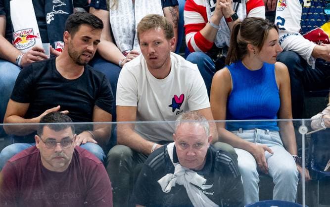 Sport Themen der Woche KW40 Sport Bilder des Tages Auch Fussball - Bundestrainer Julian Nagelsmann war Gast auf der Tribuene. EHC Red Bull Muenchen gegen Nuernberg Ice Tigers, Eishockey, DEL, 7. Spieltag, Saison 2023 2024, 03.10.2023. EHC Red Bull Muenchen gegen Nuernberg Ice Tigers, Eishockey, DEL, 7. Spieltag, Saison 2023 2024, 03.10.2023. Muenchen *** Football national coach Julian Nagelsmann was also a guest at the tribune EHC Red Bull Muenchen vs Nuernberg Ice Tigers, ice hockey, DEL, 7 match day, season 2023 2024, 03 10 2023 EHC Red Bull Muenchen vs Nuernberg Ice Tigers, ice hockey, DEL, 7 match day, season 2023 2024, 03 10 2023 Muenchen Copyright: xEibner-Pressefoto Feinerx EP_HFR