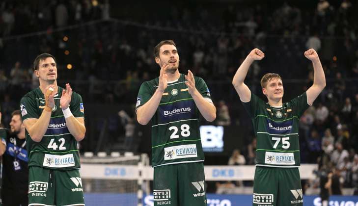 Foto : Siegesjubel bei den Spielern ... aus Wetzlar , hier Nemanja Zelenovic (links) , Hendrik Wagner (mitte) und Domen NOVAK rechts Handball Herren Di. 03.10.2023 1. Bundesliga DHB Pokalspiel THW Kiel - HSG Wetzlar 31 - 32 *** Photo Victory jubilation with the players from Wetzlar , here Nemanja Zelenovic left , Hendrik Wagner middle and Domen NOVAK right Handball Men Tue 03 10 2023 1 Bundesliga DHB Cup match THW Kiel HSG Wetzlar 31 32