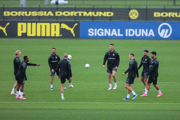 03.10.2023, Fussball, Saison 2023 2024, 1. Bundesliga, Training Borussia Dortmund, v. l. Julian Brandt (Borussia Dortmund), Youssoufa Moukoko (Borussia Dortmund), +do+, Marius Wolf (Borussia Dortmund), Niklas Süle (Borussia Dortmund), Nico Schlotterbeck (Borussia Dortmund), Antonios Papadopoulos (Borussia Dortmund), Emre Can (Borussia Dortmund), Dortmund Trainingsgelände BVB NRW Deutschland xRHR-FOTO DEx Copyright: DennisxEwert RHR-FOTOx RHR-FOTO DE