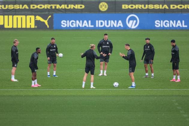 03.10.2023, Fussball, Saison 2023 2024, 1. Bundesliga, Training Borussia Dortmund, v. l. Julian Brandt (Borussia Dortmund), Youssoufa Moukoko (Borussia Dortmund), Salih Özcan (Borussia Dortmund), Marius Wolf (Borussia Dortmund), Niklas Süle (Borussia Dortmund), Nico Schlotterbeck (Borussia Dortmund), Antonios Papadopoulos (Borussia Dortmund), (Borussia Dortmund), Dortmund Trainingsgelände BVB NRW Deutschland xRHR-FOTO DEx Copyright: DennisxEwert RHR-FOTOx RHR-FOTO DE