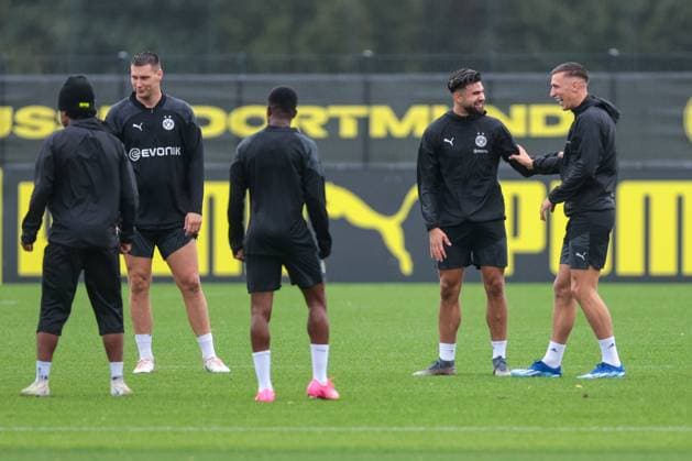 03.10.2023, Fussball, Saison 2023 2024, 1. Bundesliga, Training Borussia Dortmund, v. l. Antonios Papadopoulos (Borussia Dortmund), Nico Schlotterbeck (Borussia Dortmund), Dortmund Trainingsgelände BVB NRW Deutschland xRHR-FOTO DEx Copyright: DennisxEwert RHR-FOTOx RHR-FOTO DE