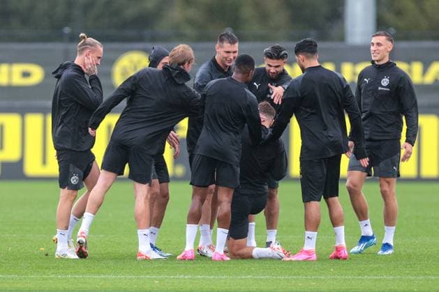 03.10.2023, Fussball, Saison 2023 2024, 1. Bundesliga, Training Borussia Dortmund, Die Spieler des BVB stehen um Niclas Füllkrug (Borussia Dortmund) herum, Dortmund Trainingsgelände BVB NRW Deutschland xRHR-FOTO DEx Copyright: DennisxEwert RHR-FOTOx RHR-FOTO DE