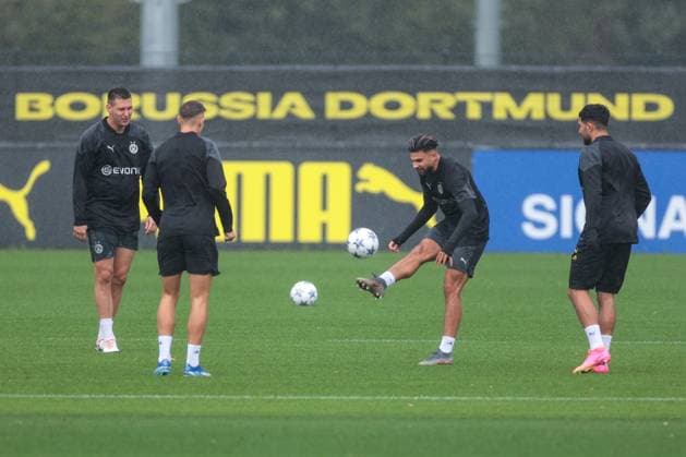03.10.2023, Fussball, Saison 2023 2024, 1. Bundesliga, Training Borussia Dortmund, v. l. Niklas Süle (Borussia Dortmund), Salih Özcan (Borussia Dortmund), Dortmund Trainingsgelände BVB NRW Deutschland xRHR-FOTO DEx Copyright: DennisxEwert RHR-FOTOx RHR-FOTO DE
