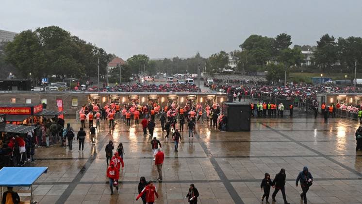 Fussball, Herren, Saison 2023 2024, UEFA Champions League (Gruppe C, 2. Spieltag), 1. FC Union Berlin - Sporting Braga, v. l. Zuschauer stehen vor dem Eingang im Regen und warten auf den Einlass ins Stadion, 03.10. 2023, Copyright: xMatthiasxKochx