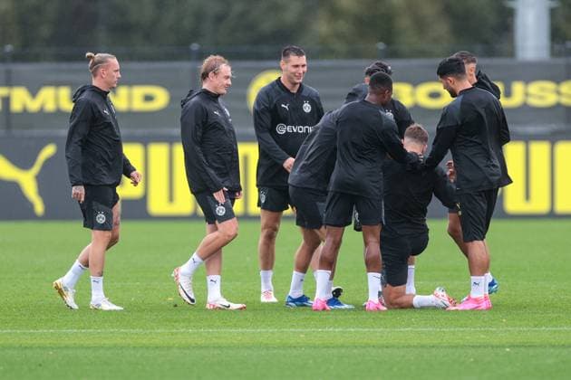 03.10.2023, Fussball, Saison 2023 2024, 1. Bundesliga, Training Borussia Dortmund, Die Spieler des BVB stehen um Niclas Füllkrug (Borussia Dortmund) herum, Dortmund Trainingsgelände BVB NRW Deutschland xRHR-FOTO DEx Copyright: DennisxEwert RHR-FOTOx RHR-FOTO DE