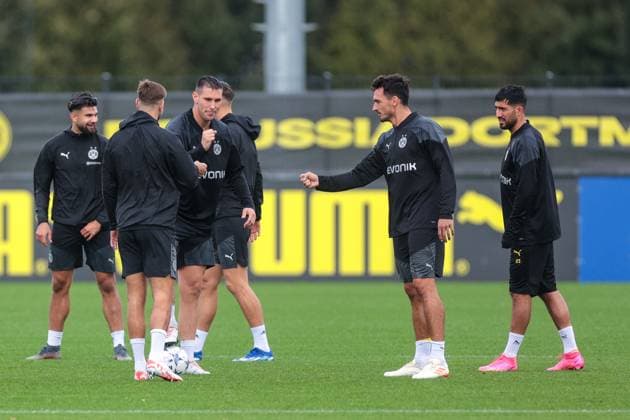 03.10.2023, Fussball, Saison 2023 2024, 1. Bundesliga, Training Borussia Dortmund, v. l. Niclas Füllkrug (Borussia Dortmund), Niklas Süle (Borussia Dortmund), Mats Hummels (Borussia Dortmund) spielen Schere, Stein, Papier, Dortmund Trainingsgelände BVB NRW Deutschland xRHR-FOTO DEx Copyright: DennisxEwert RHR-FOTOx RHR-FOTO DE