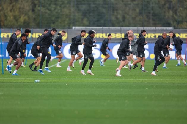 03.10.2023, Fussball, Saison 2023 2024, 1. Bundesliga, Training Borussia Dortmund, Die Spieler des BVB wärmen sich auf, Dortmund Trainingsgelände BVB NRW Deutschland xRHR-FOTO DEx Copyright: DennisxEwert RHR-FOTOx RHR-FOTO DE