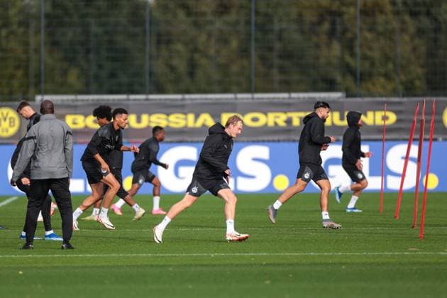 03.10.2023, Fussball, Saison 2023 2024, 1. Bundesliga, Training Borussia Dortmund, v. l. Felix Nmecha (Borussia Dortmund), Julian Brandt (Borussia Dortmund), Antonios Papadopoulos (Borussia Dortmund), Dortmund Trainingsgelände BVB NRW Deutschland xRHR-FOTO DEx Copyright: DennisxEwert RHR-FOTOx RHR-FOTO DE