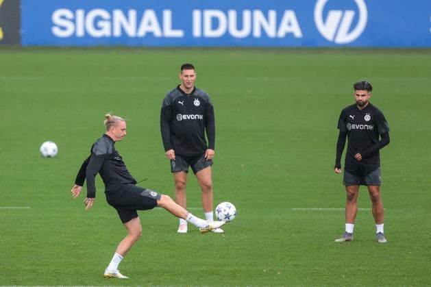 03.10.2023, Fussball, Saison 2023 2024, 1. Bundesliga, Training Borussia Dortmund, v. l. Marius Wolf (Borussia Dortmund), Niklas Süle (Borussia Dortmund), Antonios Papadopoulos (Borussia Dortmund), Dortmund Trainingsgelände BVB NRW Deutschland xRHR-FOTO DEx Copyright: DennisxEwert RHR-FOTOx RHR-FOTO DE