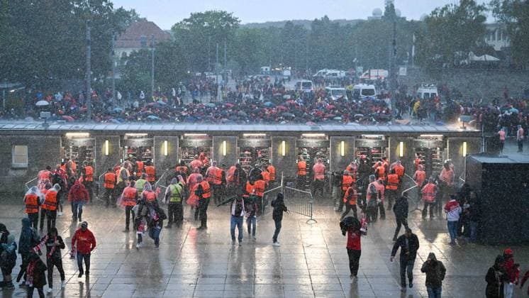 Fussball, Herren, Saison 2023 2024, UEFA Champions League (Gruppe C, 2. Spieltag), 1. FC Union Berlin - Sporting Braga, v. l. Zuschauer stehen vor dem Eingang im Regen und warten auf den Einlass ins Stadion, 03.10. 2023, Copyright: xMatthiasxKochx