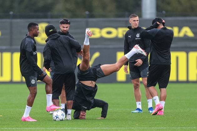 03.10.2023, Fussball, Saison 2023 2024, 1. Bundesliga, Training Borussia Dortmund, Niclas Füllkrug (Borussia Dortmund) mit einem Kopfstand, Dortmund Trainingsgelände BVB NRW Deutschland xRHR-FOTO DEx Copyright: DennisxEwert RHR-FOTOx RHR-FOTO DE