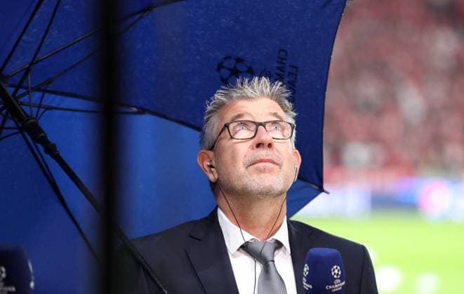 Trainer Urs Fischer mit Regenschirm beim Interview Fußball Fussball UEFA Champions League UCL Herren 2.Spieltag Saison 2023 2024 03.10.2023 1.FC Union Berlin FCU vs SC Braga Olympiastadion DFL regulations prohibit any use of photographs as image sequences and or quasi-video