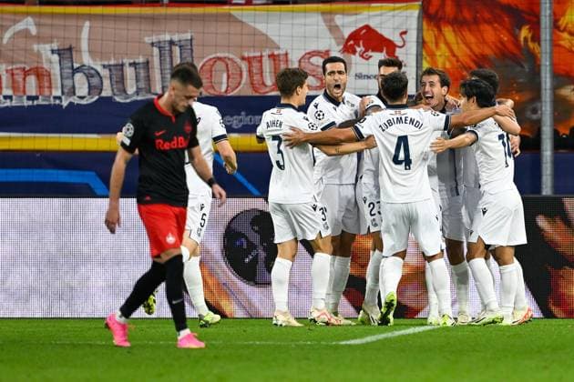 SOCCER - UEFA CL, RBS vs Sociedad SALZBURG,AUSTRIA,03.OCT.23 - SOCCER - UEFA Champions League, group stage, Red Bull Salzburg vs Real Sociedad. Image shows the rejoicing of Real Sociedad.  GEPAxpictures xDanielxSchoenherr