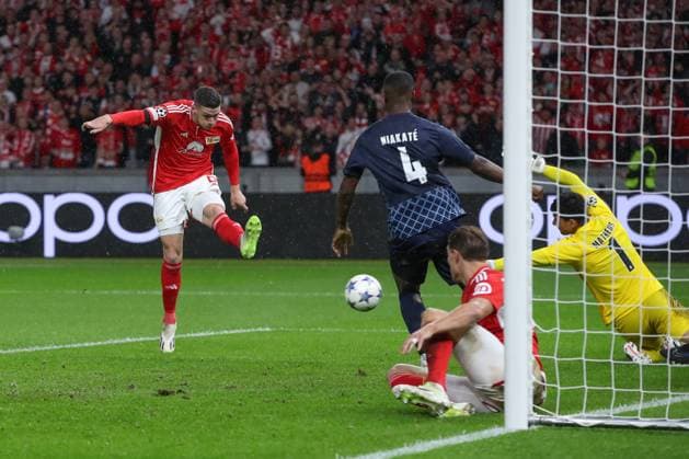03.10.2023, xtgx, Fussball, UEFA Champions League, 1.FC Union Berlin - Sporting Braga emspor, v.l. Robin Gosens (Union Berlin,6 ) mit dem Tor zum 1:0, was aber wegens Abseits aberkannt wurde (DFL DFB REGULATIONS PROHIBIT ANY USE OF PHOTOGRAPHS as IMAGE SEQUENCES and or QUASI-VIDEO) Olympiastadion