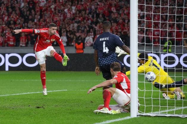 Sport Bilder des Tages 03.10.2023, xtgx, Fussball, UEFA Champions League, 1.FC Union Berlin - Sporting Braga emspor, v.l. Robin Gosens (Union Berlin,6 ) mit dem Tor zum 1:0, was aber wegens Abseits aberkannt wurde (DFL DFB REGULATIONS PROHIBIT ANY USE OF PHOTOGRAPHS as IMAGE SEQUENCES and or QUASI-VIDEO) Olympiastadion