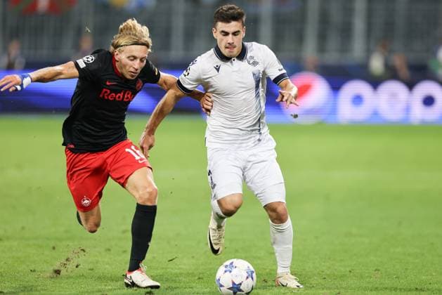 SOCCER - UEFA CL, RBS vs Sociedad SALZBURG,AUSTRIA,03.OCT.23 - SOCCER - UEFA Champions League, group stage, Red Bull Salzburg vs Real Sociedad. Image shows Mads Bidstrup (RBS) and Ander Barrenetxea (Sociedad).  GEPAxpictures xMathiasxMandl