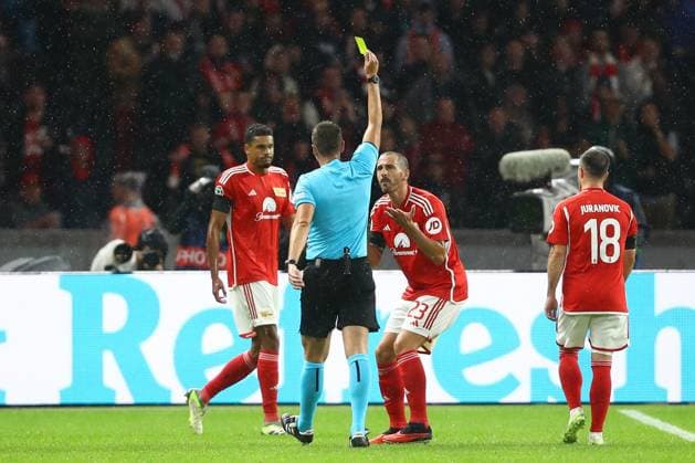 03.10.2023, xtgx, Fussball, UEFA Champions League, 1.FC Union Berlin - Sporting Braga emspor, v.l. Gelbe Karte, yellow card Leonardo Bonucci (Union Berlin, 23) (DFL DFB REGULATIONS PROHIBIT ANY USE OF PHOTOGRAPHS as IMAGE SEQUENCES and or QUASI-VIDEO) Olympiastadion