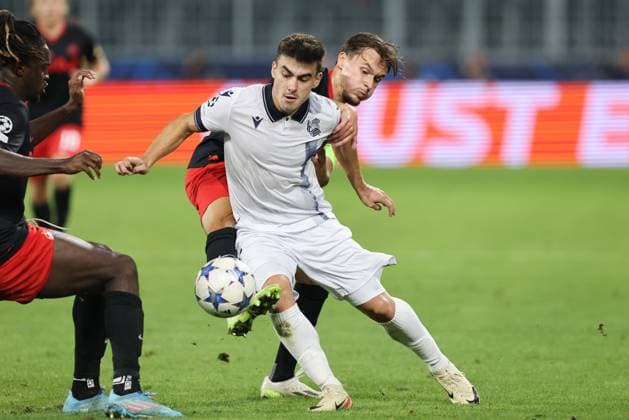 SOCCER - UEFA CL, RBS vs Sociedad SALZBURG,AUSTRIA,03.OCT.23 - SOCCER - UEFA Champions League, group stage, Red Bull Salzburg vs Real Sociedad. Image shows Ander Barrenetxea (Sociedad) and Amar Dedic (RBS).  GEPAxpictures xMathiasxMandl