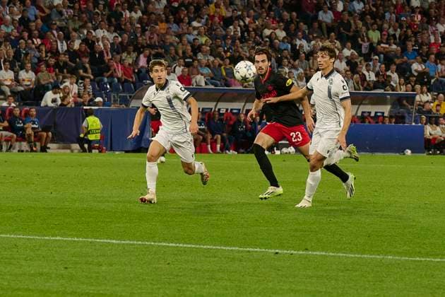 Salzburg, Österreich 03. Oktober 2023: Champions League - 2023 2024 - RB Salzburg vs. Real Sociedad Im Bild: Zweikampf zwischen Roko Simic (FC Salzburg) und Robin Le Normand (Real Sociedad) Red Bull Arena Copyright: xFotostandx xWassmuthx