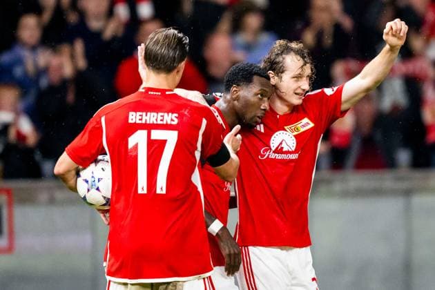 03.10.2023, xfrx, Fussball UEFA Champions League, Union Berlin - Sporting Braga emspor, v.l. Sheraldo Becker (Union Berlin),Alex Kral (Union Berlin) celebrate the goal,Torjubel zum 1:0 (DFL DFB REGULATIONS PROHIBIT ANY USE OF PHOTOGRAPHS as IMAGE SEQUENCES and or QUASI-VIDEO) Berlin