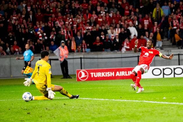 03.10.2023, xfrx, Fussball UEFA Champions League, Union Berlin - Sporting Braga emspor, v.l. Matheus Magalhaes (Sporting Braga),Sheraldo Becker (Union Berlin) Tor zum 1:0 (DFL DFB REGULATIONS PROHIBIT ANY USE OF PHOTOGRAPHS as IMAGE SEQUENCES and or QUASI-VIDEO) Berlin