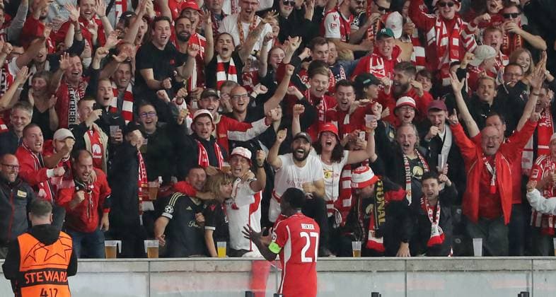 Sheraldo Becker jubelt nach 2:0 bei den Fans Freude Emotion Jubel Fußball Fussball UEFA Champions League UCL Herren 2.Spieltag Saison 2023 2024 03.10.2023 1.FC Union Berlin FCU vs SC Braga Olympiastadion DFL regulations prohibit any use of photographs as image sequences and or quasi-video