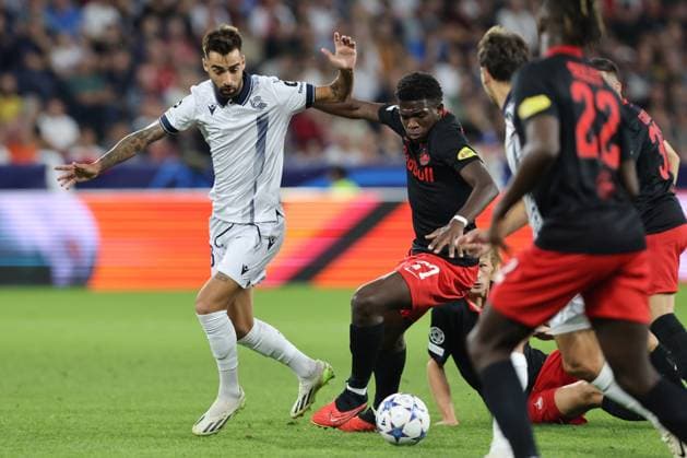 SOCCER - UEFA CL, RBS vs Sociedad SALZBURG,AUSTRIA,03.OCT.23 - SOCCER - UEFA Champions League, group stage, Red Bull Salzburg vs Real Sociedad. Image shows Brais Mendez (Sociedad) and Lucas Gourna-Douath (RBS).  GEPAxpictures xMathiasxMandl