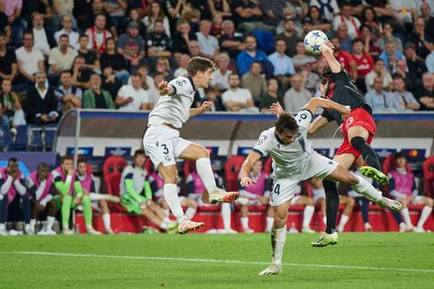 Salzburg, Österreich 03. Oktober 2023: Champions League - 2023 2024 - RB Salzburg vs. Real Sociedad Im Bild: Zweikampf zwischen Martin Zubimendi (Real Sociedad) und Roko Simic (FC Salzburg) Red Bull Arena Copyright: xFotostandx xWassmuthx