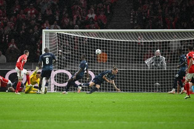 Fussball, Herren, Saison 2023 2024, UEFA Champions League (Gruppe C, 2. Spieltag), 1. FC Union Berlin - Sporting Braga, v. l. Robin Gosens (1. FC Union Berlin) erzielt das Tor zum 1:0 - wurde durch den VAR überprüft und zurückgenommen, 03.10. 2023, Copyright: xMatthiasxKochx